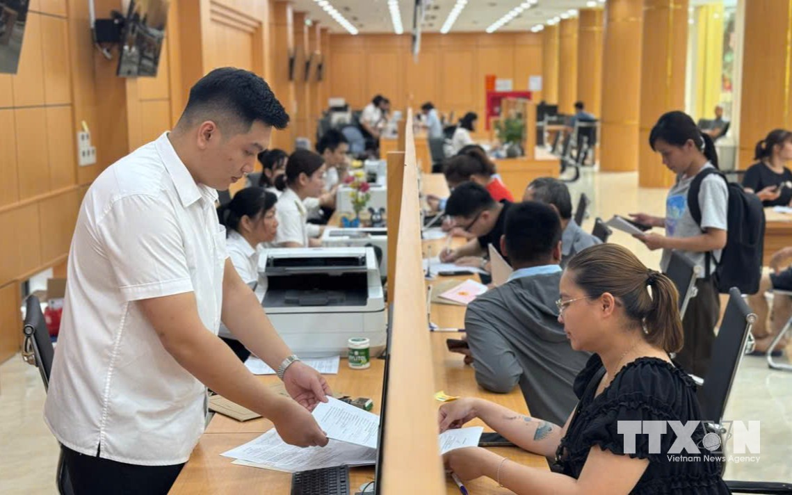 Cán bộ Trung tâm phục vụ hành chính công tỉnh Tuyên Quang hỗ trợ người dân thực hiện các thủ tục hành chính. (Ảnh: TTXVN) Cán bộ Trung tâm phục vụ hành chính công tỉnh Tuyên Quang hỗ trợ người dân thực hiện các thủ tục hành chính. (Ảnh: TTXVN)
